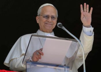 León XIV rinde homenaje al papa Francisco