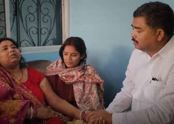 After the death of young JDU district president Raju Mandal, former MP Santosh Kushwaha took the responsibility of raising his daughter.