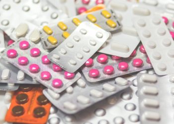 Macron annonce la relocalisation de cinquante médicaments en France