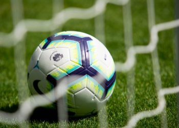 Ligue Europa : Lyon et Nice ont-ils une chance dans la compétition ? Une semaine après le retour de la Ligue des champions, la Ligue Europa reprend ses droits. L'OGC Nice défie la Real Sociedad ce mercredi 25 septembre (21 h), tandis que l'OL affronte l'Olympiakos jeudi (21 h). Mais quelles sont les chances des deux clubs français dans la compétition ? Tout comme la Ligue des champions qui a repris ses droits la semaine dernière, la Ligue Europa est de retour avec un nouveau format. Seuls représentants français, l'Olympique Lyonnais et l'OGC Nice tenteront de sortir de la phase de poule unique composée de 36 équipes. Si les Lyonnais ont hérité d'un tirage abordable sur le papier, leur début de saison compliqué en Ligue 1 laisse place à de l'inquiétude avant leur entrée en lice, jeudi 26 septembre face à l'Olympiakos (21 h). Les hommes de Pierre Sage devront vite remonter la pente pour contenir des équipes habituées à l'Europe comme l'Eintract Francfort ou Besiktas, et résister aux grosses ambiances des Rangers et Fernerbahçe. Une place au prochain tour reste cependant largement dans les cordes des Gones qui pourront s'appuyer sur leurs nombreuses expériences européennes.
