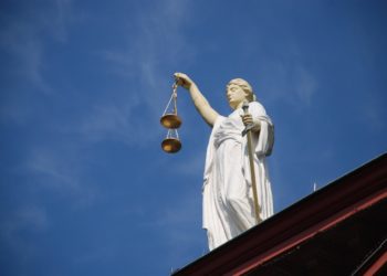 Cédric Jubillar est jugé à compter de ce lundi à Albi pour le meurtre de sa femme Delphine Jubillar, disparue en décembre 2020 à Cagnac-les-Minesà quelques kilomètres d'Albi. Une affaire sans corps ni aveux, marquée par cinq ans d'enquête. Le procès de Cédric Jubillar s'ouvre lundi 22 septembre C'est un procès hors-normes qui va s'ouvrir le 22 septembre devant la cour d'assises du Tarn, à Albi : celle de l'affaire Jubillar. Une énigme judiciaire qui a tenu la France en haleine pendant des mois. Tout démarre mi-décembre 2020 en plein confinement quand Cédric Jubillar appelle les gendarmes pour signaler la disparition de sa femme. Cette dernière n'a jamais été retrouvée. Cédric Jubillar a été mis en examen le 18 juin 2021 mais il a toujours clamé son innocence.