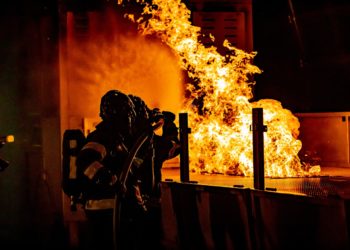 Un immeuble détérioré et deux véhicules détruits dans un incendie