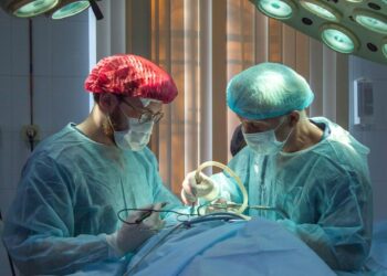 Un homme meurt en s’immolant par le feu, sa famille entre la vie et la mort
