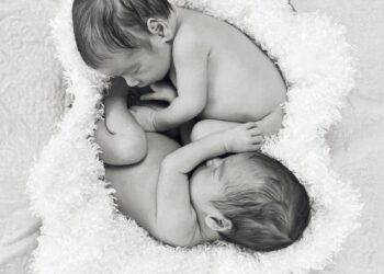 Elle donne naissance à des jumeaux de parents différents