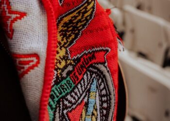 Voici l'un des plus grands collectionneurs d'écharpe de foot