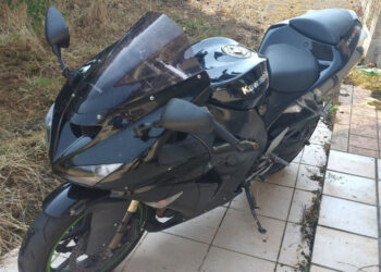 Un motard a été interpellé après plusieurs refus d’obtempérer à Villefranche-de-Rouergue. Identifié, les enquêteurs ont découvert des cigarettes de contrebande. Il a été condamné à une peine de prison avec sursie assortie d'une lourde amende. Les faits ont été dévoilés par la gendarmerie de l'Aveyron. Entre le 5 août 2026, un individu circulant au guidon d’une moto Kawasaki noire dépourvue de plaque d’immatriculation, refuse à plusieurs reprises d’obtempérer aux injonctions des patrouilles de la gendarmerie de Villefranche-de-Rouergue. Lors de sa fuite, l'intéressé multiplie les infractions au code de la route, empruntant notamment des trottoirs, circulant à contresens dans des giratoires et usant ponctuellement d'un dispositif lumineux visant à éblouir les gendarmes qui le suivent. Un trafic de cigarettes en plus des nombreuses infractions au code de la route Le 10 août, une patrouille de la brigade motorisée de Villefranche-de-Rouergue repère la Kawasaki et son pilote qui refuse une nouvelle fois le contrôle. Les investigations menées par les militaires permettent néanmoins d'identifier formellement le contrevenant puis de l'interpeller à son domicile où des cigarettes de contrebande dont il s'adonne au trafic sont par ailleurs découvertes. Déféré devant le procureur de la République de Rodez, le mis en cause a été condamné à une peine d’emprisonnement assortie d’un sursis probatoire, ainsi qu’à une forte amende. Sa moto a été définitivement confisquée et le tabac saisi détruit.