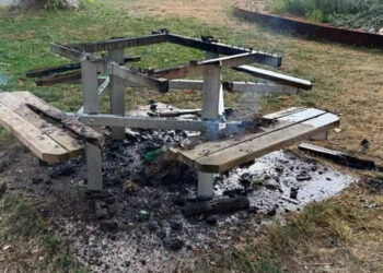 Devant la justice pour avoir brûlé une table de pique nique