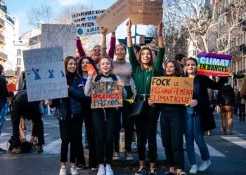 CLIMATE SANTE - Juillet figure parmi les deux mois de juillet les plus chauds jamais enregistrés, à égalité avec un précédent record, avec une température moyenne mondiale supérieure de 1,47 °C au niveau préindustriel, a annoncé mardi l’Organisation météorologique mondiale (OMM). De l’Europe à l’Asie, du Moyen-Orient à l’Amérique latine, les records de chaleur se multiplient, tandis que les océans ont eux aussi atteint un nouveau sommet de température. Une situation qui pourrait encore s'aggraver avec le phénomène El Niño. Des températures records en mer ou dans l'océan Selon l’agence météorologique des Nations Unies, les températures de surface de la mer ont atteint en juillet leur niveau le plus élevé jamais enregistré pour ce mois. Sur les terres, l’Europe occidentale a connu son mois de juin-juillet le plus chaud jamais mesuré, d’après le service européen Copernicus sur le changement climatique. Et la chaleur ne faiblit pas. Plusieurs pays européens affrontent désormais une nouvelle vague de chaleur, la quatrième de l’été.  L’OMM explique cette succession d’épisodes extrêmes par la combinaison du réchauffement climatique à long terme et d’une configuration atmosphérique persistante dans l’hémisphère Nord, caractérisée par l’alternance de vastes zones de hautes et de basses pressions. El Niño pourrait encore amplifier la chaleur mondiale Cette nouvelle poussée de chaleur intervient alors que le climat mondial connaît déjà des températures exceptionnellement élevées, une tendance qui pourrait encore s’accentuer sous l’effet du phénomène El Niño. Selon l’OMM, El Niño est désormais bien installé dans le Pacifique et devrait contribuer à faire grimper les températures mondiales.