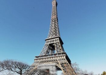 Tour Eiffel, l'éviction des femmes pour une visite fait polémique
