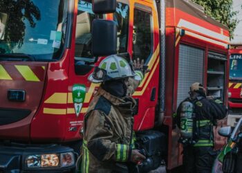 Un tracteur et sa remorquent remplie de chanvre s'embrasent
