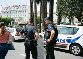 La police vient perquisitionner, il jette le sac de drogue par la fenêtre
