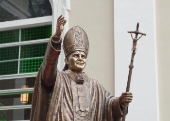 Achèterez vous un Bic 4 couleurs ou le magnet officiel pour la visite du Pape à Lourdes