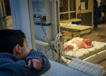 Un bébé se noie dans un seau d'eau de javel