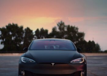 Un élu veut sanctionner les conducteurs de Tesla qui dorment au volant