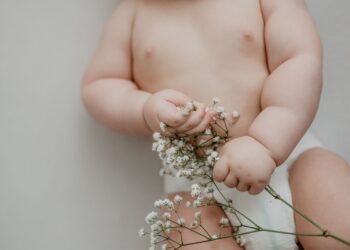 Né avec une malformation ce bébé doit être tenu en position verticale