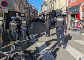 Face à face tendu entre policiers et lycéens dans le centre de Tarbes