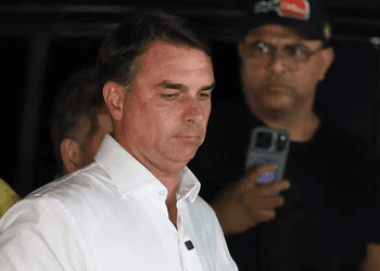 Flávio Bolsonaro pasó por la Argentina en un vuelo privado rumbo a Estados Unidos