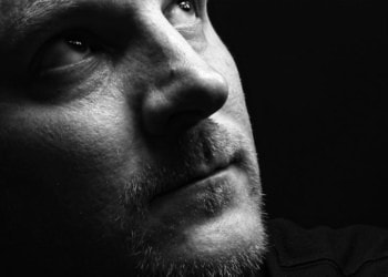 Gazing up and to the right of the audience gives a heroic impression