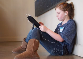 Moderate use of screens not associated with child behavior problems