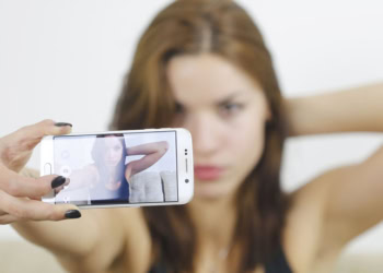 Sexters exhibit more body shame but also feel more comfortable with being nude, study finds