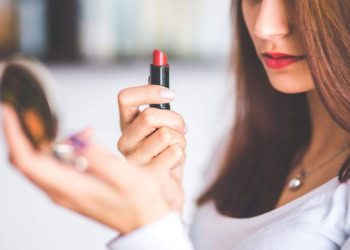 Women viewed as more trustworthy when wearing makeup — and receive larger money transfers in an economic game