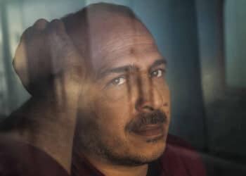 Depressed individuals exhibit blunted attentional processing of both positive and negative emotional stimuli, study finds