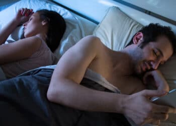 Study finds a psychological phenomenon called “alternative monitoring” predicts infidelity and break-up