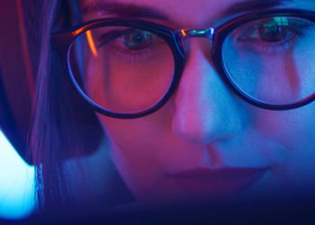 Eye-tracking study suggests that negative comments on social media are more attention-grabbing than positive comments