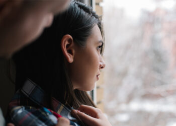 Parental rejection in childhood predicts fear of intimacy in adulthood, study finds