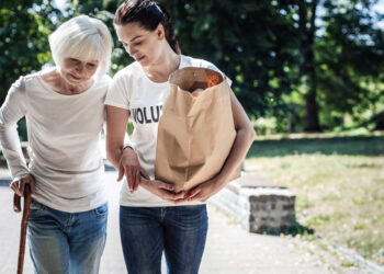 New study identifies key factors that enhance the positive impact of helping others on well-being
