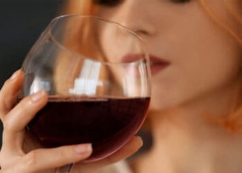 People with social anxiety drink more in the presence of strangers
