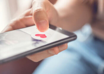 Threat perception in online dating: How facial features and biographies impact women’s choices