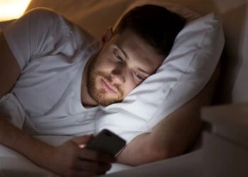 Exposure to smartphone light suppresses melatonin levels at night