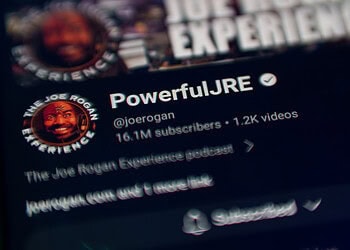 Why podcast hosts feel like friends: Study explores authenticity and parasocial relationships