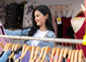 Encountering romantic temptation nudges men and women toward different types of purchases