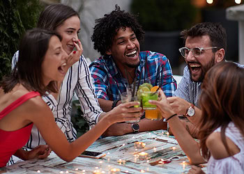 Extraverts show faster, stronger, and more patterned emotional reactions