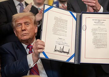 A psychologist spent 50 years studying egos. He has a lot to say about Trump’s signature.