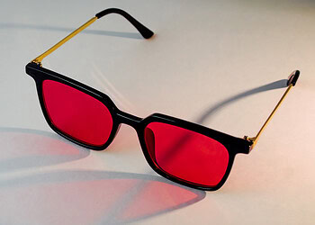 Blue-blocking glasses fail to alleviate mania