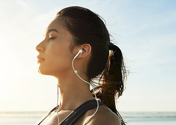 Alcohol shifts the brain into a fragmented and local state