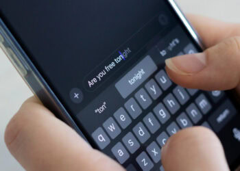 AI autocomplete suggestions covertly change how users think about important topics