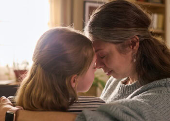 A strong emotional bond with a mother predicts resilience after childhood trauma