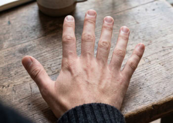 A mirror trick that adds a sixth finger also changes what people think their hand can grab
