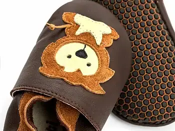 100% piele naturala certificată, sigură, nepoluantă! Recomandati de medicii ortopezi Talpă moale și flexibilă, în 4 straturi Talpă respirabilă, din microfibre, capacitatea de respirație este multiplă față de cea a pielii Talpa antiderapantă și modelul de fagure de miere Partea superioară din piele nappa, 100% siguranță, moale și respiră Datorită șiretului elastic, pantofii sunt ușor de încălțați și stau foarte bine pe piciorul copiilor "Recomand cu drag pantofii Liliputi copiilor care fac primii paşi și celor care umblă deja, ca o excelentă alternativă a mersului desculț!" Dr. Lengyel Zsuzsanna, medic primar ortopedie pediatrică MADE IN UE 100% piele naturala certificată, sigură, nepoluantă! Recomandati de medicii ortopezi Talpă moale și flexibilă, în 4 straturi Talpă respirabilă, din microfibre, capacitatea de respirație este multiplă față de cea a pielii Talpa antiderapantă și modelul de fagure de miere Partea superioară din piele nappa, 100% siguranță, moale și respiră Datorită șiretului elastic, pantofii sunt ușor de încălțați și stau foarte bine pe piciorul copiilor "Recomand cu drag pantofii Liliputi copiilor care fac primii paşi și celor care umblă deja, ca o excelentă alternativă a mersului desculț!" Dr. Lengyel Zsuzsanna, medic primar ortopedie pediatrică MADE IN UE