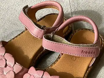 Sandale Froddo pentru fete piele naturala Culoare: roz Inchidere: velcro dublu Partea superioară: piele naturală Căptușeală: căptușeală din piele fără crom Branț: branț din piele fără crom Talpa exterioara: TR Fara crom VI.