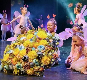 Соревнования по художественной гимнастике с участием спортсменок