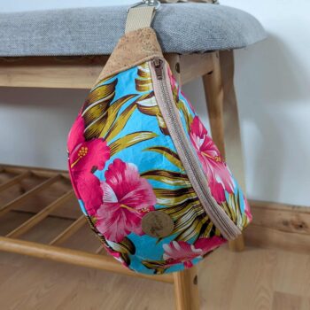 Sac banane: liège et tissu polynésien Bleu turquoise hibiscus roses