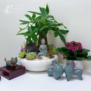 Góc làm việc phong cách sống chậm với tượng gốm và cây xanh