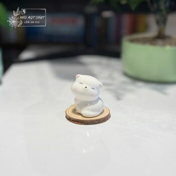 Decor bàn làm việc nhỏ với đồ gốm mini, cây xanh và khay đựng đồ gọn gàng
