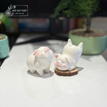Decor bàn làm việc nhẹ nhàng với tượng gốm mini và góc nhỏ sống chậm