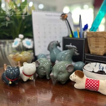 Góc làm việc với tượng gốm mini decor nhẹ nhàng của Nhỏ Một Chút